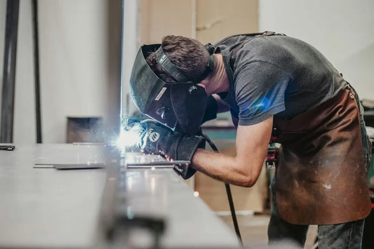 Soldando por arco eléctrico marca miller y sus guantes miller